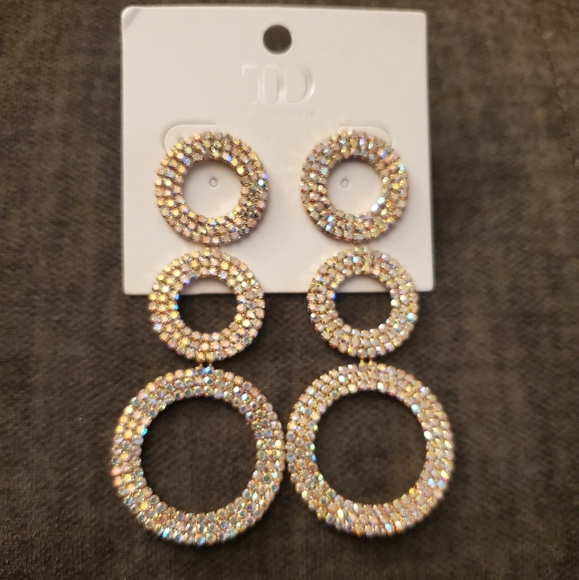 Gorgeous True Decadence (TD) Triple Circle Gold & Iridescent Bling Earrings NWT - Picture 1 of 2